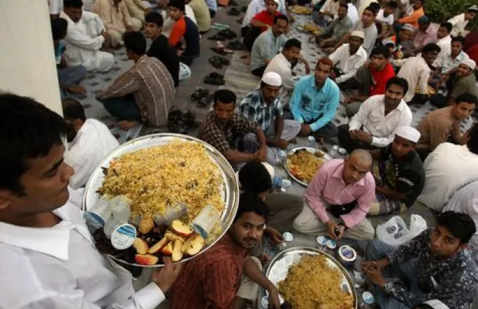 Σ. Αραβία προς ξένους: Δεν θα πίνετε, τρώτε ή καπνίζετε κατά το Ραμαζάνι 