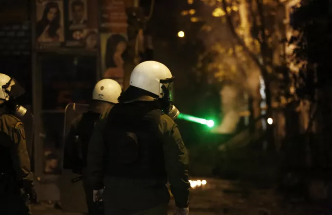 Νέα επίθεση με μολότοφ στα ΜΑΤ στο κέντρο της Αθήνας