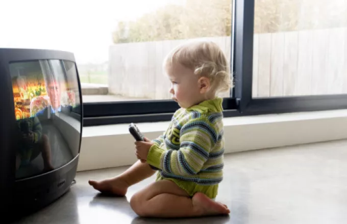 Επικίνδυνη η τηλεόραση για τα παιδιά κάτω των δύο ετών 
