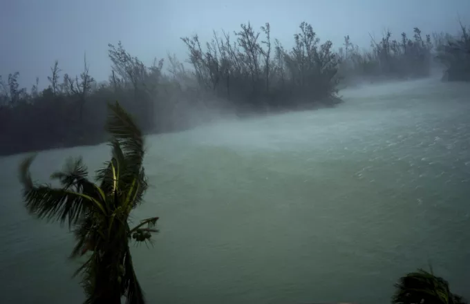 Υποβαθμίστηκε ο τυφώνας Ντόριαν αφού τσάκισε τις Μπαχάμες