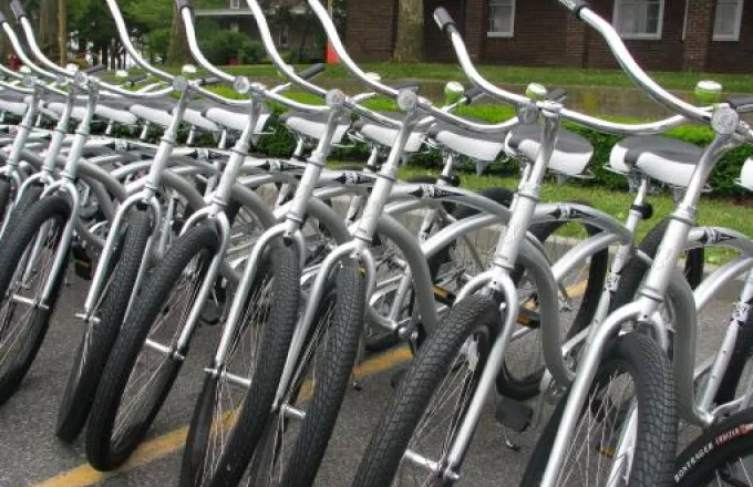Το Βερολίνο ενθαρρύνει τη χρήση ποδηλάτων