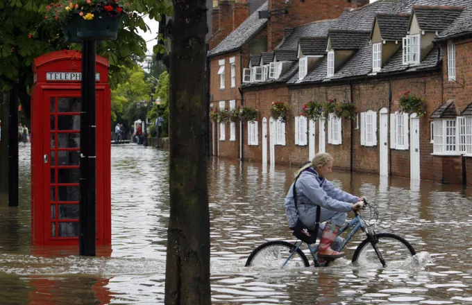 Συνεχίζονται οι πλημμύρες στην Αγγλία