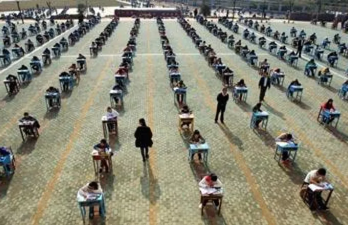 Κίνα: Το «σκονάκι» στο στόχαστρο των καθηγητών 