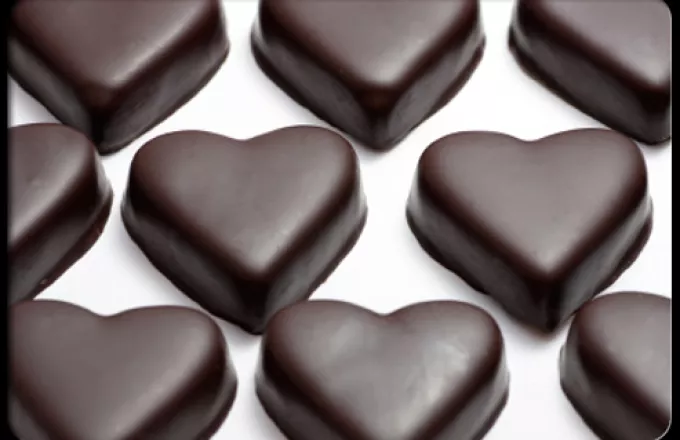 H μαύρη σοκολάτα μειώνει τον κίνδυνο καρδιακών παθήσεων