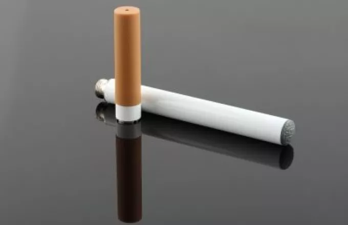 Μελέτη: To ηλεκτρονικό τσιγάρο λιγότερο επιβλαβές του συμβατικού