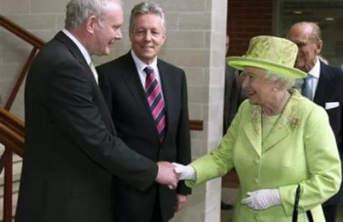 Ιστορική χειραψία βασίλισσας Ελισάβετ με τον πρώην διοικητή του IRA (Vid)