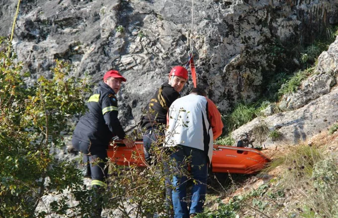 Ένας νεκρός στη νταλίκα που «βούτηξε» σε χαράδρα 200 μέτρων στα Ιωάννινα