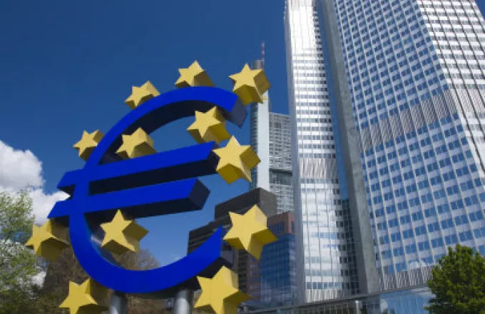 Bloomberg: Εξετάζεται η μείωση των επιτοκίων και η συμμετοχή της ΕΚΤ 