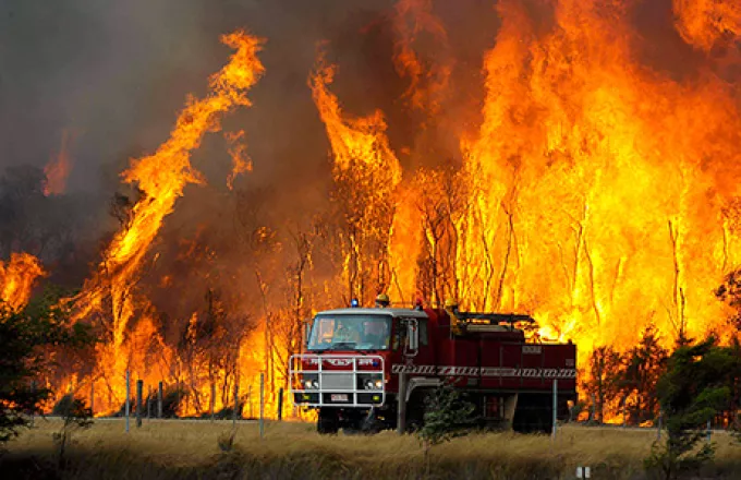 Πυρκαγιά στο Διόνυσο Κερατέας, μαίνονται μέτωπα σε Πλατάνι και Δρέπανο Αχαΐας