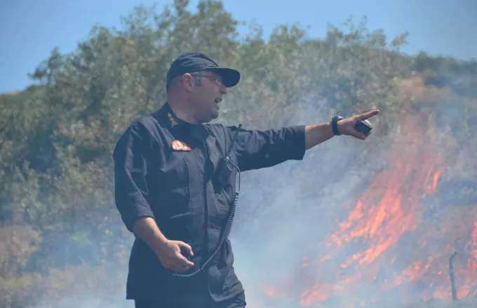 Μάχη με τις φλόγες δίνουν δεκάδες πυροσβέστες στο Στεφάνι Κορινθίας