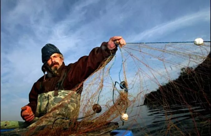 H EE θα πληρώνει αλιείς για να ψαρεύουν... πλαστικά