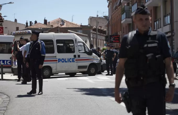Γαλλία: Άνδρας μαχαίρωσε τρεις αστυνομικούς φωνάζοντας «ο Αλλάχ είναι μεγάλος»