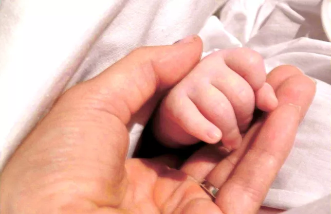 Θεσσαλονίκη: Γυναίκα με ερυθηματώδη λύκο και νεφρική ανεπάρκεια, γέννησε υγιέστατο κοριτσάκι 