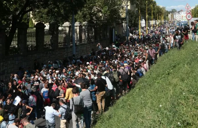 Αυστρία και Γερμανία ανοίγουν εκτάκτως τα σύνορα για τους πρόσφυγες από την Ουγγαρία
