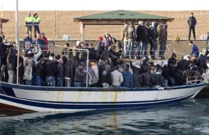 Στην Καλαμάτα ρυμουλκήθηκε πλοιάριο με 73 σύρους μετανάστες