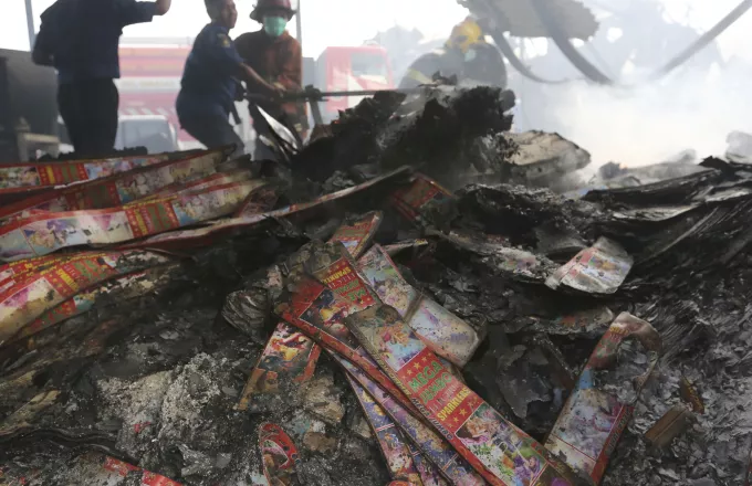 Τραγωδία στην Ινδονησία: Τουλάχιστον 30 νεκροί από φωτιά σε βιοτεχνία