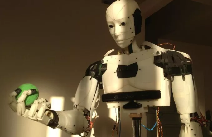 Ο μικρότερος κατασκευαστής ρομποτικού ανθρωποειδούς είναι Έλληνας (video)