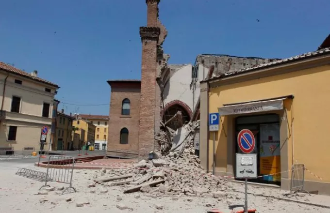 Ιταλία: 15 νεκροί, 200 τραυματίες και 8.000 άστεγοι από το σεισμό