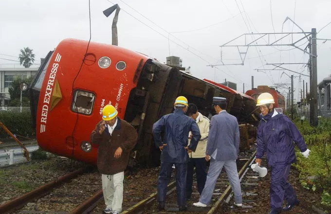 Δεκάδες τραυματίες σε σιδηροδρομικό ατύχημα στην Ιαπωνία
