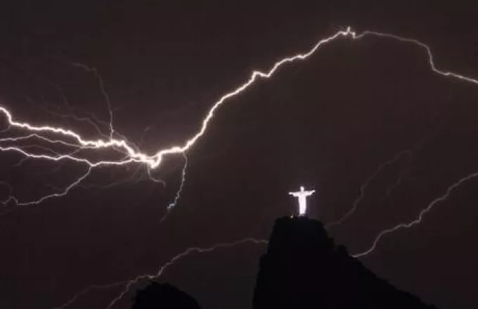 Κεραυνός χτύπησε το άγαλμα του Χριστού Λυτρωτή στο Ρίο (φωτό)