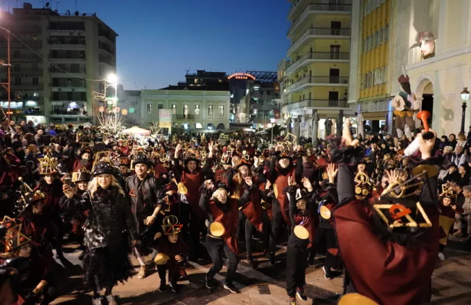 Γιορτή, κέφι και χαρά: Χιλιάδες καρναβαλιστές «κατέλαβαν» την Πάτρα