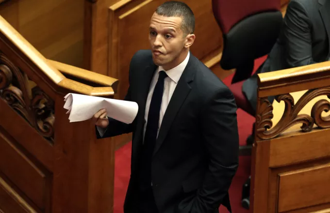 Βουλή: Σόου Κασιδιάρη παρουσία Ντιμιτρόφ στη Βουλή (video)