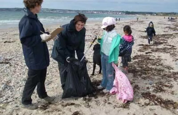 Μαθητές των εκπαιδευτηρίων Γείτονα καθαρίζουν τις ακτές 