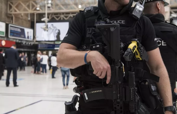 Λονδίνο: Αστυνομικοί εξουδετέρωσαν άνδρα στην πύλη του κοινοβουλίου 