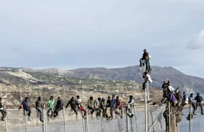 700 μετανάστες σταμάτησαν στα σύνορα της Μελίγια Ισπανία και Μαρόκο