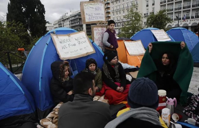 Αποφασισμένοι να παραμείνουν στην πλατεία Συντάγματος δηλώνουν μετανάστες