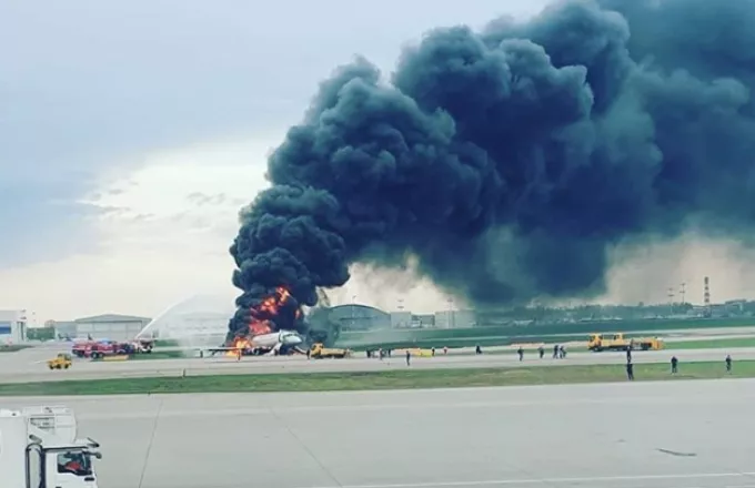 Μόσχα: Αεροσκάφος πήρε φωτιά-13 νεκροί ανάμεσα τους 2 παιδιά (VIDEO)