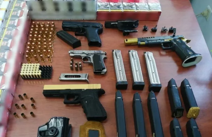 Μίνι οπλοστάσιο σε σπίτι 29χρονου στην Βέροια