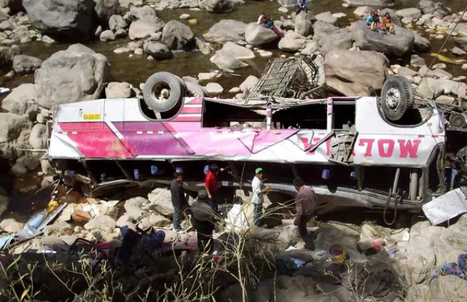 Περού: Τουλάχιστον 26 νεκροί από πτώση λεωφορείου σε χαράδρα στις Άνδεις
