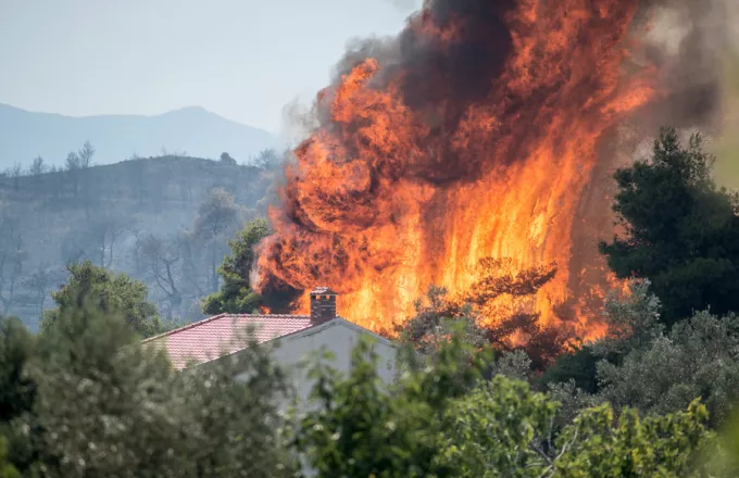 Αναζωπυρώσεις στη φωτιά στην Εύβοια-Σε χαράδρα το κύριο μέτωπο (Video)