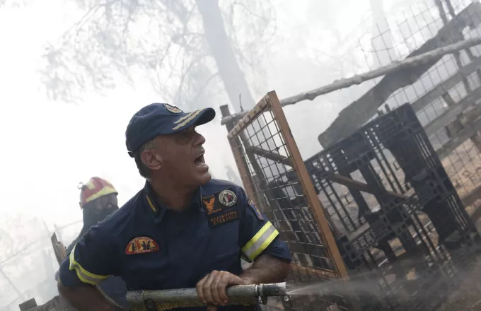 Πυρκαγιά Εύβοια: Εικόνες από το τιτάνιο έργο των πυροσβεστών (pics)