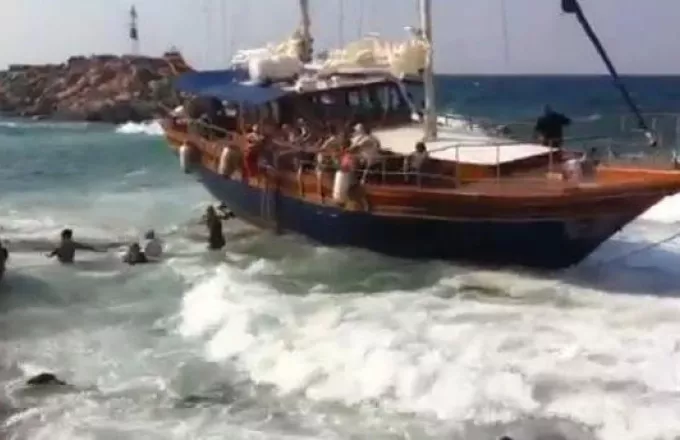 Κρήτη: Πλοιάριο γεμάτο τουρίστες προσέκρουσε στα βράχια (Video)
