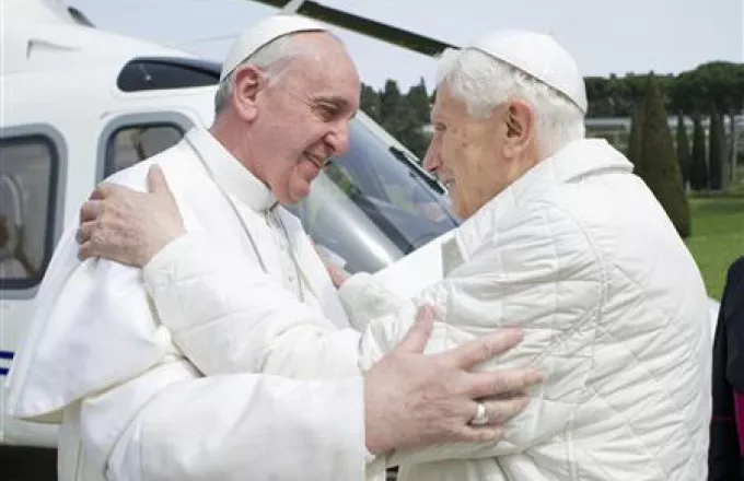 Πρώτη συνάντηση ενός πάπα και ενός πρώην πάπα έπειτα από 600 χρόνια