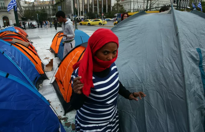 Εκκενώθηκε η Πλατεία Συντάγματος από τους πρόσφυγες