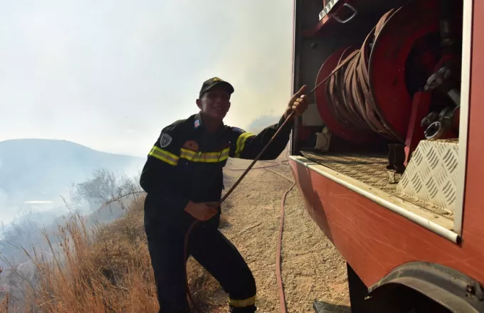 Οριοθετήθηκε η φωτιά στη Σαλαμίνα - Παραμένουν οι πυροσβεστικές δυνάμεις