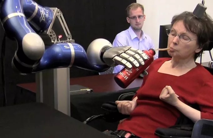 Τετραπληγικοί ελέγχουν ρομποτικό χέρι με το μυαλό τους