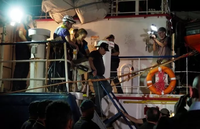 Στο εδώλιο η πλοίαρχος που διέσωσε 53 μετανάστες, Καρόλα Ρακέτε