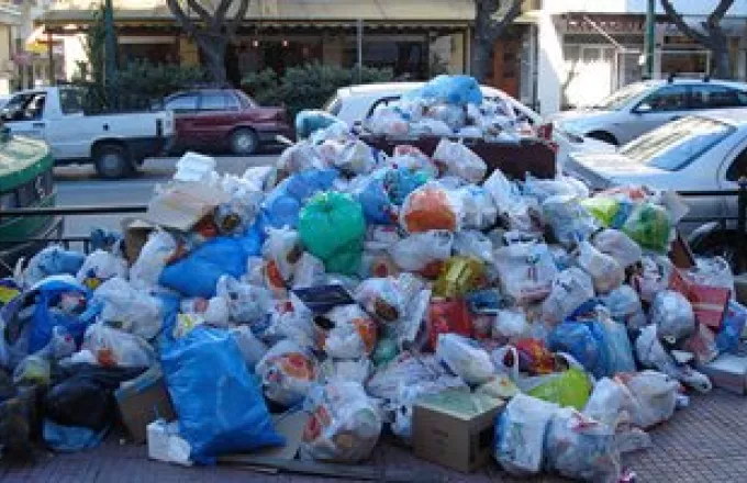 «Βουνά» τα σκουπίδια στους δρόμους της Αθήνας 