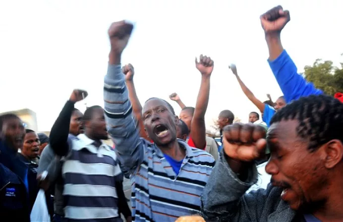 Ν. Αφρική: Σύλληψη 72 μεταλλωρύχων σε καθιστική διαμαρτυρία
