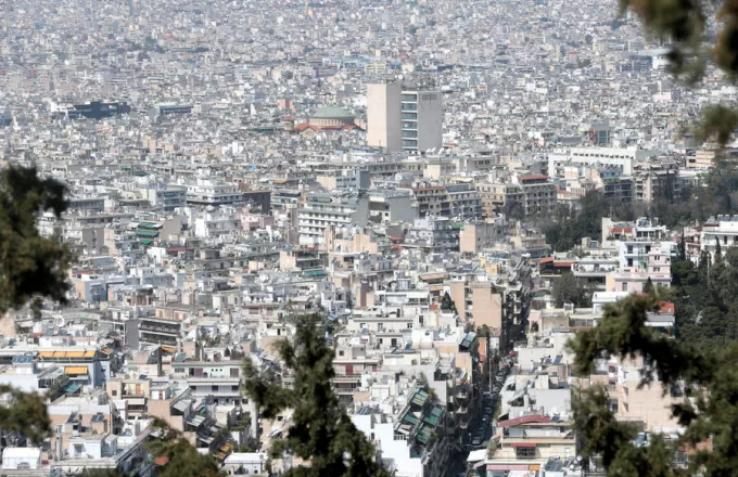 Bloomberg: Οι ιστορίες Ελλήνων που χάνουν τα σπίτια τους