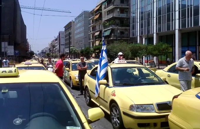 Ταξί: Βουλευτές του ΠΑΣΟΚ ζητούν τη σύγκλιση του ΚΤΕ Μεταφορών 