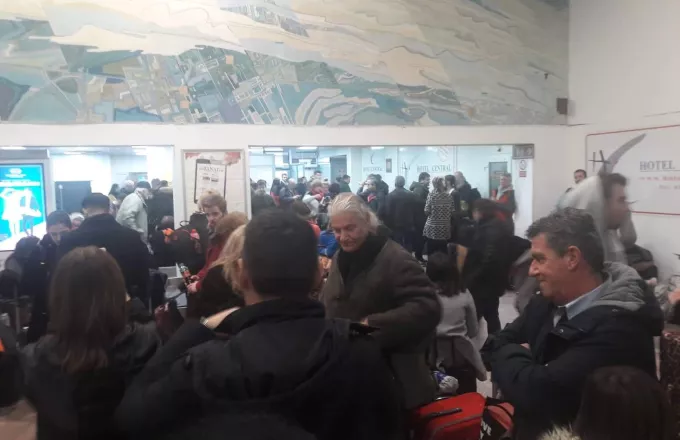 Μεγάλη ταλαιπωρία στο «Μακεδονία», επιβάτες «Κοιμήθηκαν στις τουαλέτες»