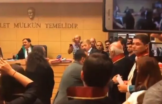 Τουρκία: Σε διαθεσιμότητα δικαστής για το μήκος φούστας δικηγόρου pics- vid