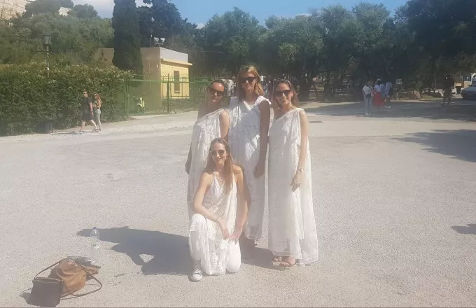 Τουρίστες μένουν εκτός Ακρόπολης επειδή φορούσαν αρχαιοελληνική ενδυμασία!
