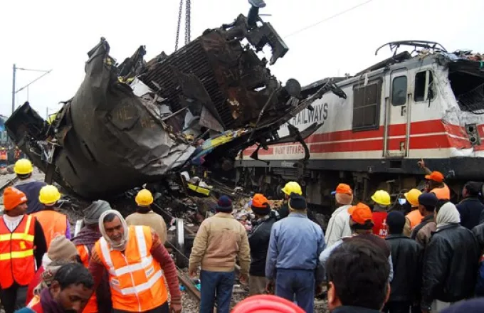 Τουλάχιστον 12 νεκροί από σύγκρουση τρένων στη βόρεια Ινδία