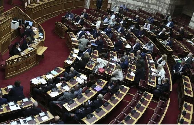 Μετατάσσονται στη Βουλή υπάλληλοι υπουργείων και Περιφέρειας Αττικής